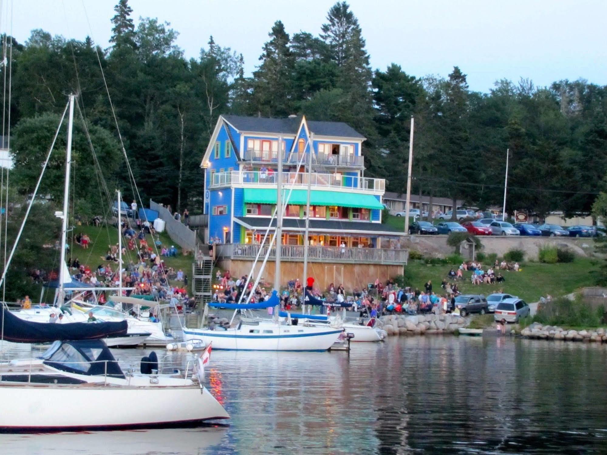 The Tuna Blue Inn Hubbards Extérieur photo